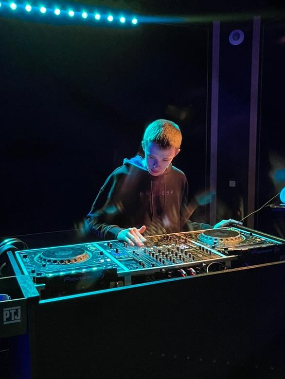 Foto van Jelle De Sitter terwijl die aan het djen is bij Plug The Jack.